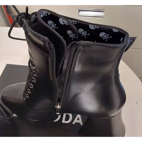 BNIB~Dolls Kill Lamoda Black Hardly Lace Up Buckle Accent Platform Boots Sz 10M - Picture 5 of 10